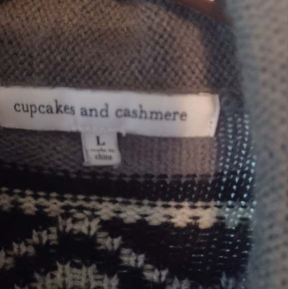 Juniors Aztec cardigan. Size Large. - Picture 4 of 5